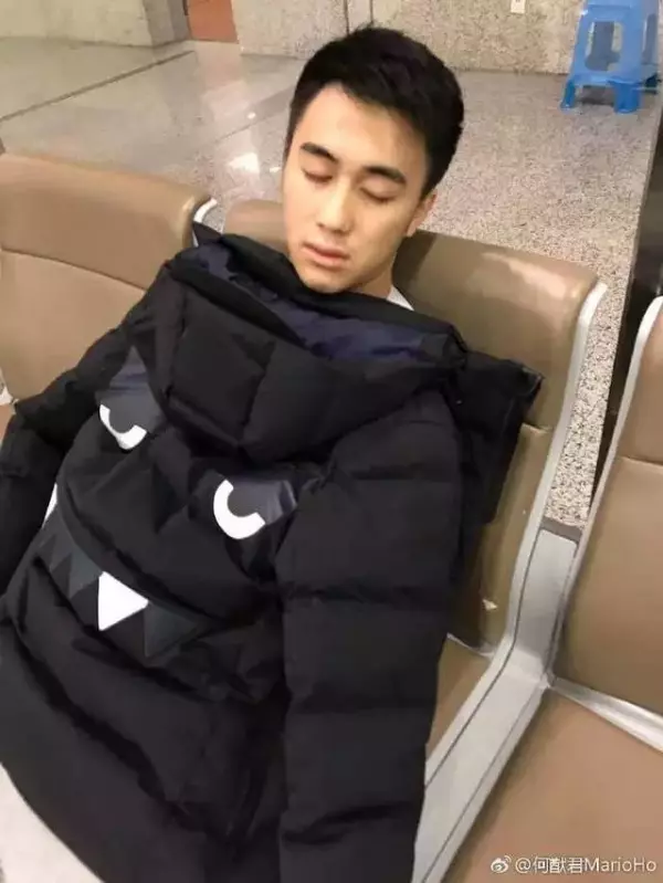 賭王兒子坐經濟艙護照遺失機上,航空公司理都不理,害他淒慘睡機場一夜!認出他是誰後態度180度大翻轉!