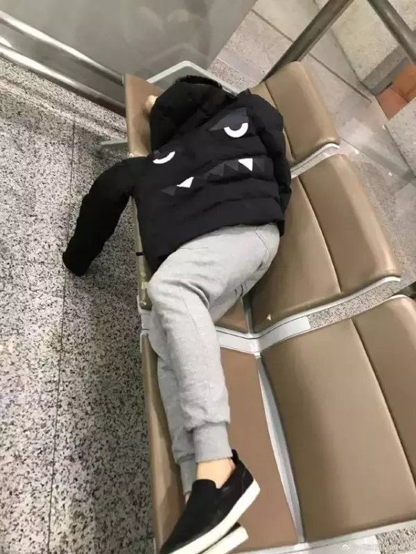 賭王兒子坐經濟艙護照遺失機上,航空公司理都不理,害他淒慘睡機場一夜!認出他是誰後態度180度大翻轉!