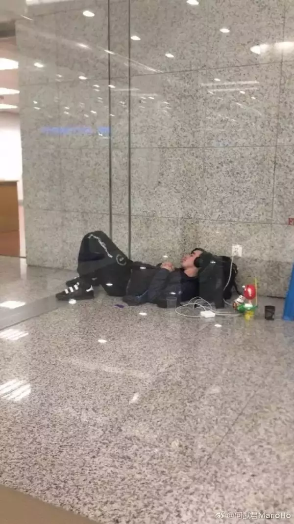 賭王兒子坐經濟艙護照遺失機上,航空公司理都不理,害他淒慘睡機場一夜!認出他是誰後態度180度大翻轉!
