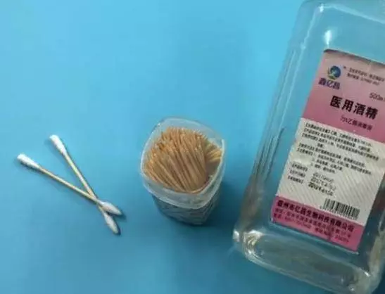 牙籤插進手機充電口裡,解決了家家戶戶的難題,既省錢又實用