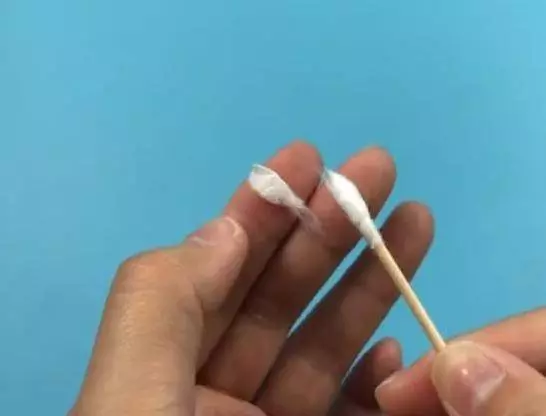 牙籤插進手機充電口裡,解決了家家戶戶的難題,既省錢又實用