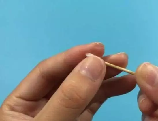 牙籤插進手機充電口裡,解決了家家戶戶的難題,既省錢又實用