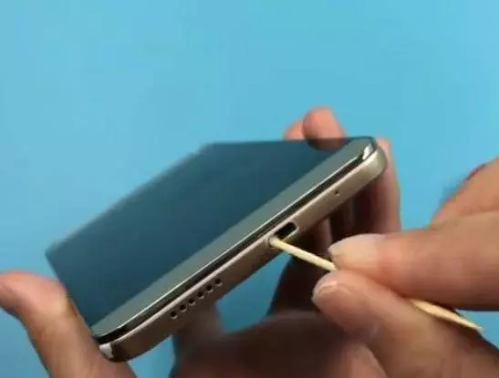 牙籤插進手機充電口裡,解決了家家戶戶的難題,既省錢又實用