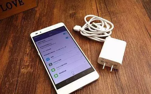 牙籤插進手機充電口裡,解決了家家戶戶的難題,既省錢又實用