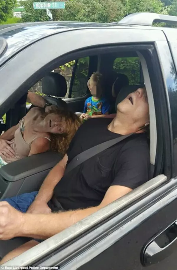爸爸媽媽開車載四歲兒子,「開到一半爽暈了」!讓警察都忍不住把照片PO上來!