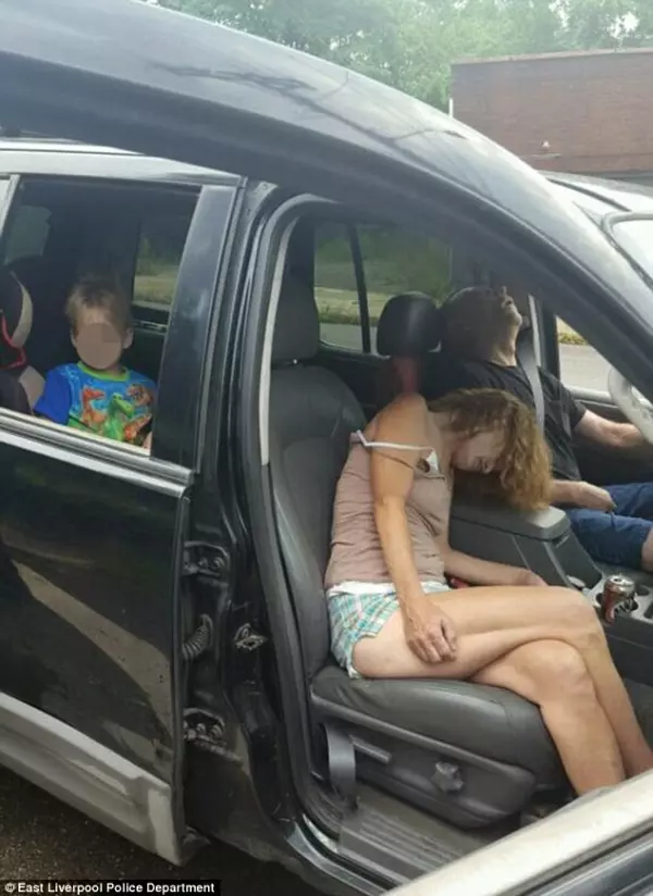 爸爸媽媽開車載四歲兒子,「開到一半爽暈了」!讓警察都忍不住把照片PO上來!