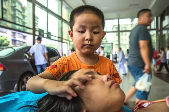 父母離家不歸,11歲姐腎裂痛哭,7歲弟安撫:「別哭,有我呢!」網讚歎:真正的男子漢