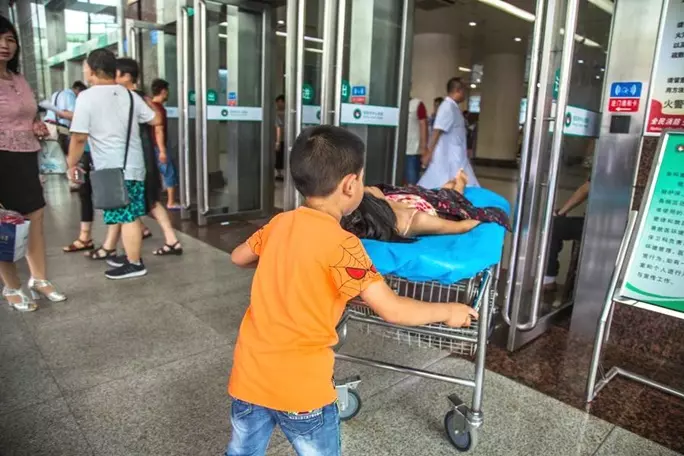 父母離家不歸,11歲姐腎裂痛哭,7歲弟安撫:「別哭,有我呢!」網讚歎:真正的男子漢