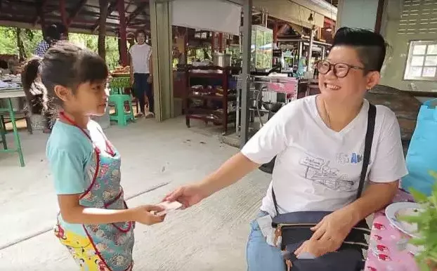父母離異不管,9歲女孩開炸雞店做老闆,稚嫩肩膀「挑起養家重擔」照顧兩個小弟弟