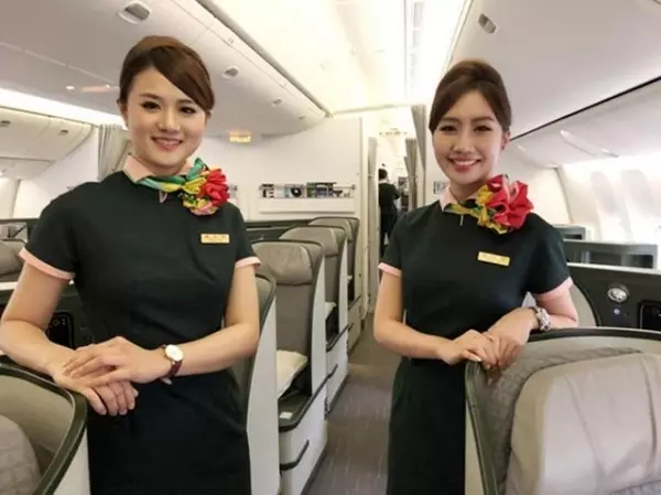長榮空姐「嫌新制服醜」拍照最後留念!照片曝光美到「連國外媒體都讚嘆」!