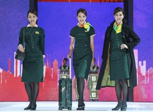 長榮空姐「嫌新制服醜」拍照最後留念!照片曝光美到「連國外媒體都讚嘆」!