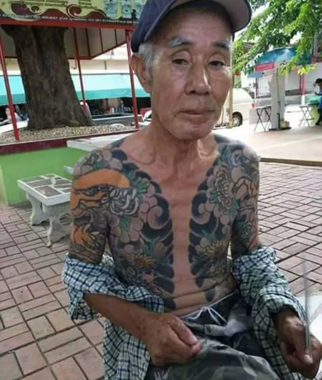 72歲爺爺「刺青太霸氣」被瘋傳變網紅,員警抓包「小指揭露身份」立刻抓去關