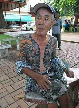 72歲爺爺「刺青太霸氣」被瘋傳變網紅,員警抓包「小指揭露身份」立刻抓去關