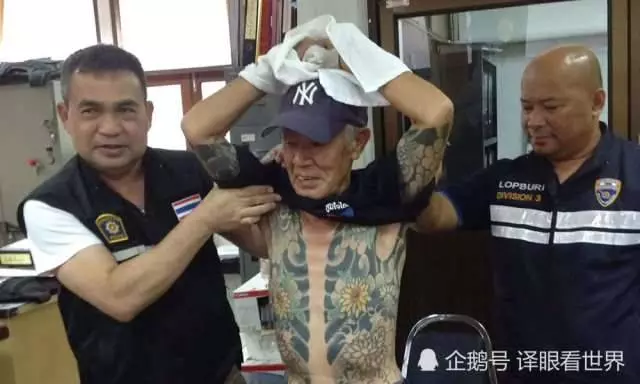 72歲爺爺「刺青太霸氣」被瘋傳變網紅,員警抓包「小指揭露身份」立刻抓去關