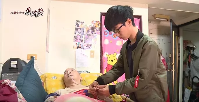 父母離開外公長期臥病,17歲少年「半工讀扛家計」兼顧妹妹從不言苦