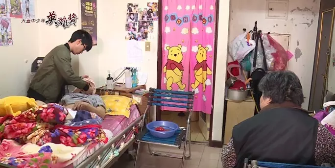 父母離開外公長期臥病,17歲少年「半工讀扛家計」兼顧妹妹從不言苦