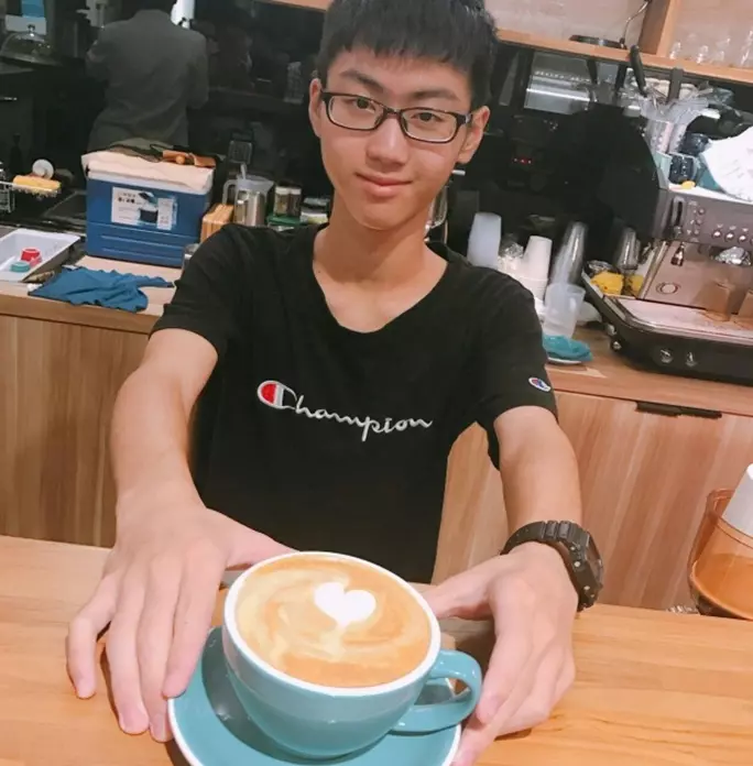 父母離開外公長期臥病,17歲少年「半工讀扛家計」兼顧妹妹從不言苦