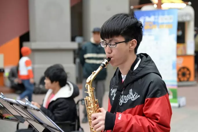 父母離開外公長期臥病,17歲少年「半工讀扛家計」兼顧妹妹從不言苦