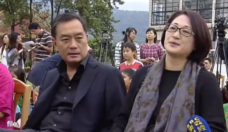 嚴凱泰遺孀開工團拜「責無旁貸扛起集團」 兒女也現身「整個人全變了」網友超心疼