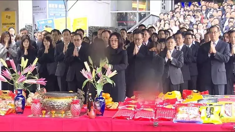 嚴凱泰遺孀開工團拜「責無旁貸扛起集團」 兒女也現身「整個人全變了」網友超心疼