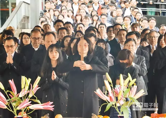 嚴凱泰遺孀開工團拜「責無旁貸扛起集團」 兒女也現身「整個人全變了」網友超心疼
