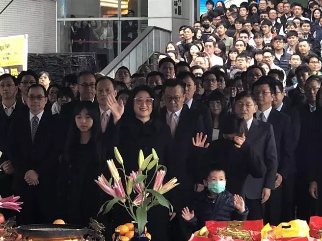 嚴凱泰遺孀開工團拜「責無旁貸扛起集團」 兒女也現身「整個人全變了」網友超心疼