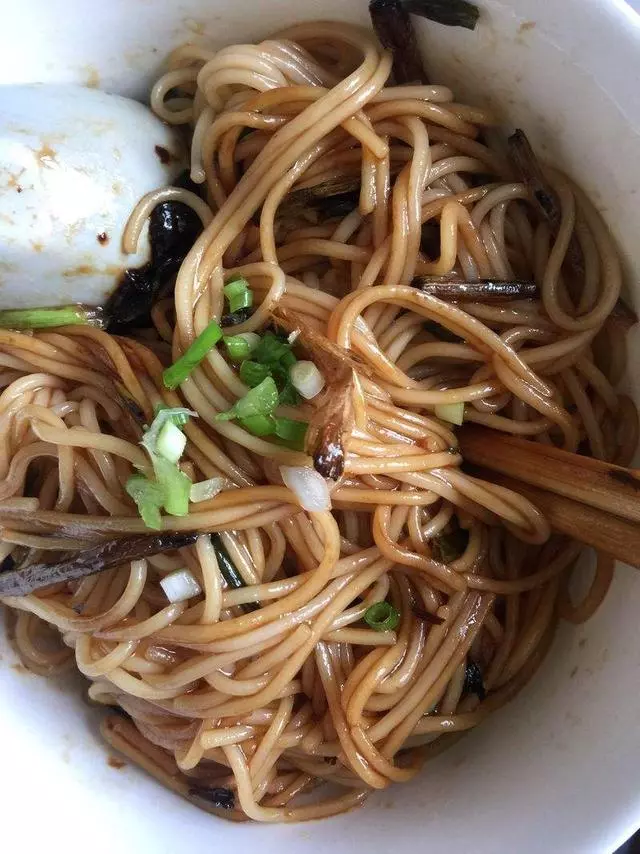 只需要3分鐘教你做一道筋道不粘的蔥油拌麵,家人吃了一碗又一碗,真香