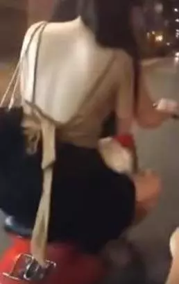 天氣熱，美女穿系帶上衣騎摩托，被尾隨男子「一手扯開」 ! 