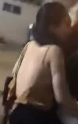 天氣熱，美女穿系帶上衣騎摩托，被尾隨男子「一手扯開」 ! 