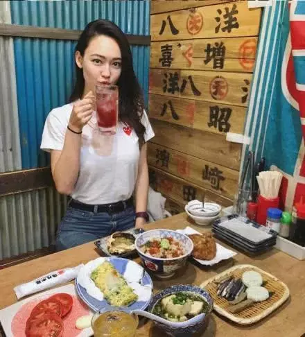 新加坡混血美女,從來不美顏,看了她的生活方式才知道為什麼完美!