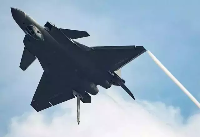 在如今現代化空戰中,殲20能避過對方飛彈嗎?專家說出真相