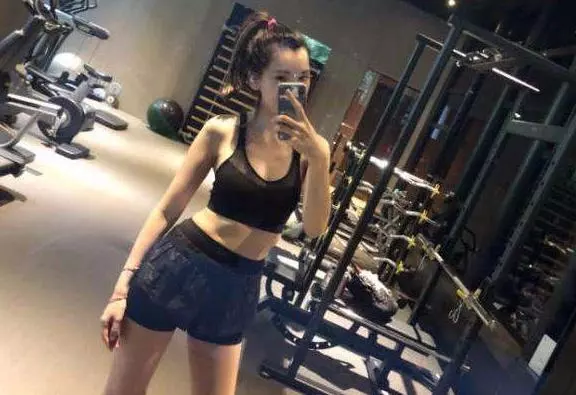 林志穎和妻子共度情人節,陳若儀海邊大秀美腿被贊「神仙身材」!