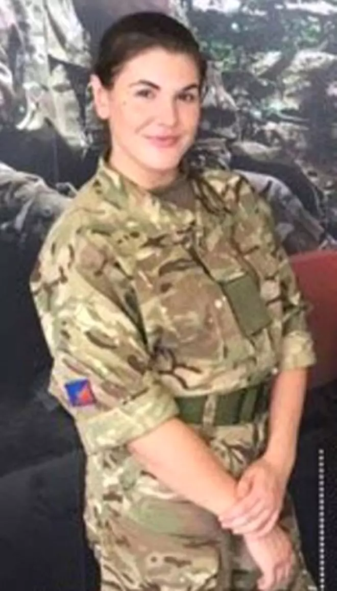 AV女優從軍征 英大兵贊她能幹