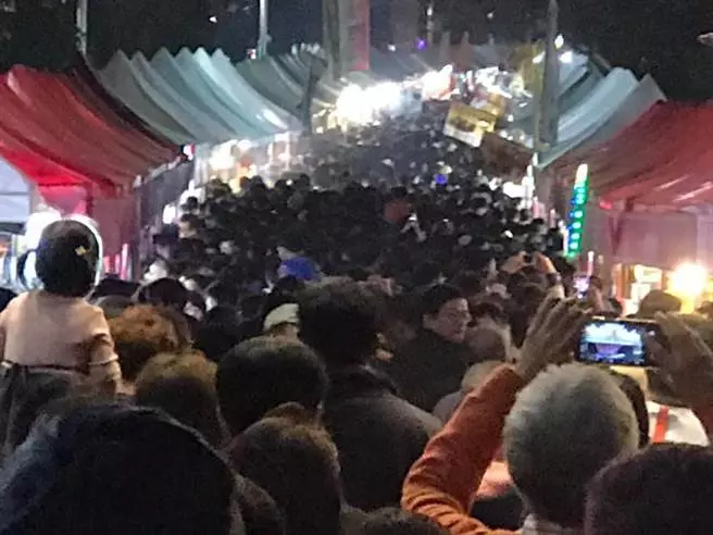 高雄愛河燈會,夜市攤商樂呵呵。卻遭國稅局列查稅重點,讓網友大抱不平。