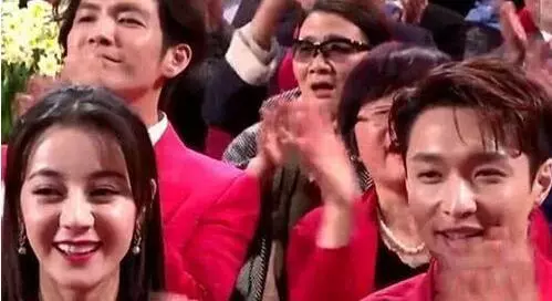 坐在觀眾席的明星,沒了美顏和濾鏡,近照直接讓你不敢想像!