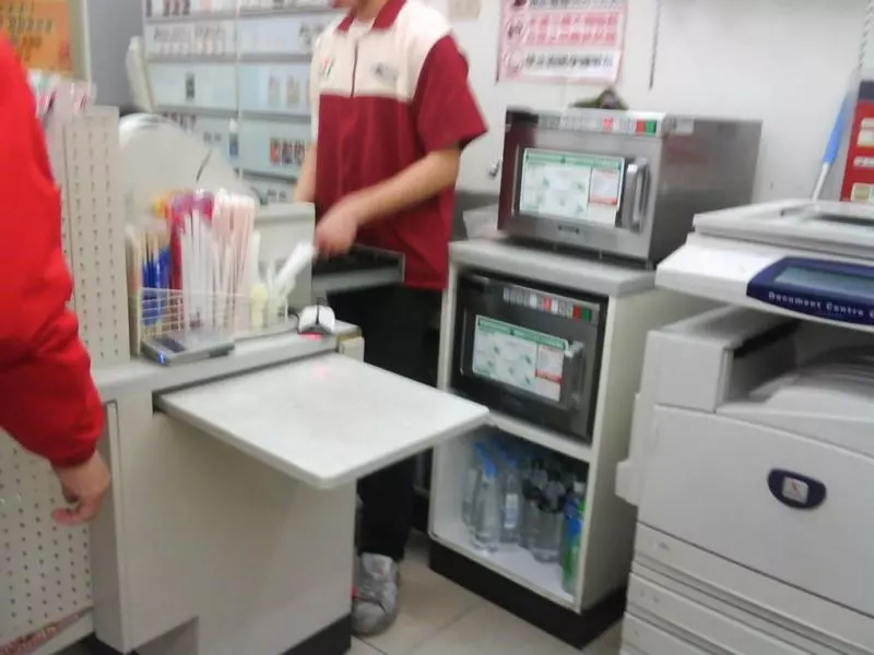 超商店員問「需要微波嗎」卻被客人罵白痴 結果法律系店員一開口「奧客馬上閉嘴」!