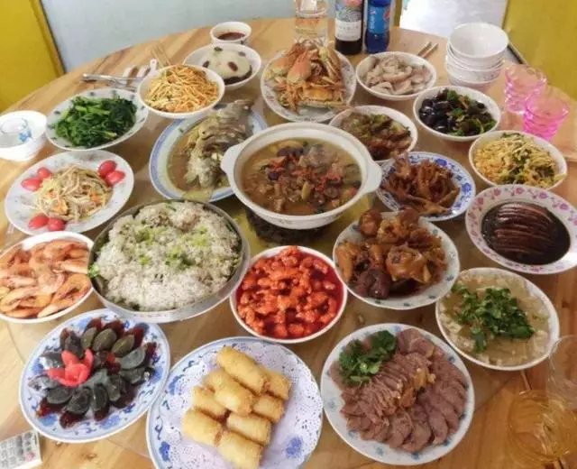為什麼中國人要把飯和菜分開吃嗎?只有國人才懂,你懂嗎