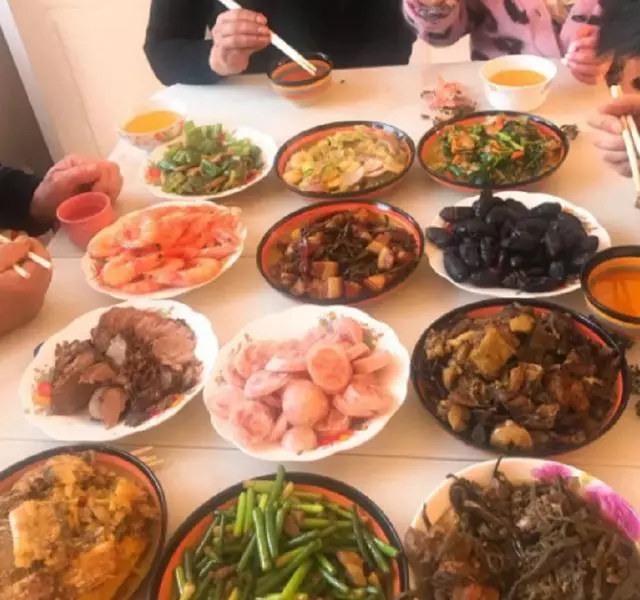 為什麼中國人要把飯和菜分開吃嗎?只有國人才懂,你懂嗎