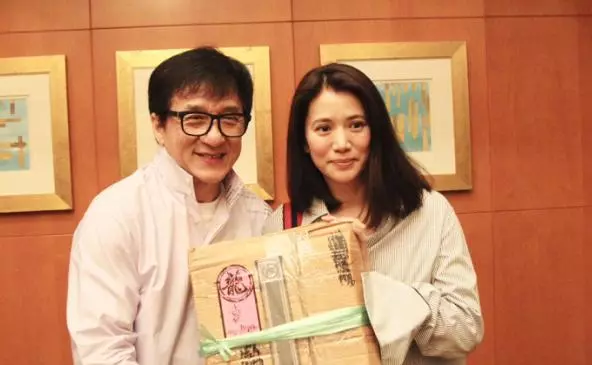 港媒爆料解開20年前誤會!成龍袁詠儀「片場結怨22年」的真相,終於水落石出!