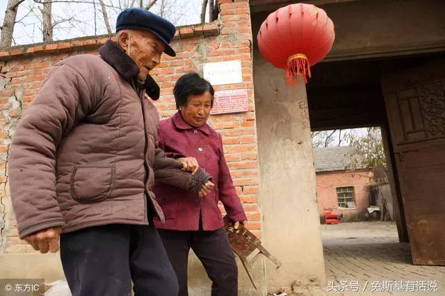 女兒出國6年未歸,准女婿盡孝6年,父親臨終留下遺言,准女婿淚目