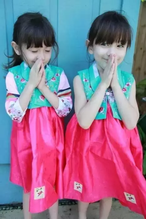 這對「全球最正雙胞胎」小時候是萌系美少女 長大後變成「男孩們的夢中情人」!