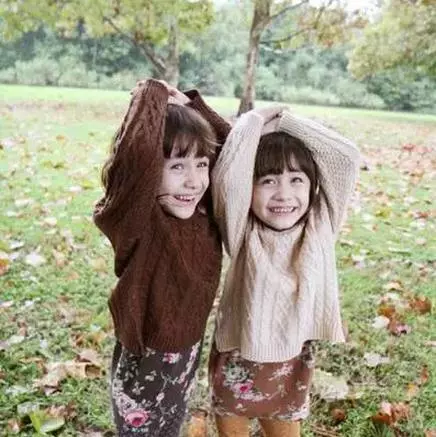 這對「全球最正雙胞胎」小時候是萌系美少女 長大後變成「男孩們的夢中情人」!
