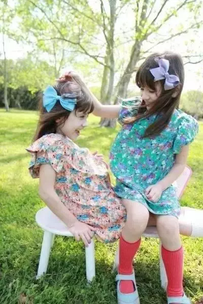 這對「全球最正雙胞胎」小時候是萌系美少女 長大後變成「男孩們的夢中情人」!