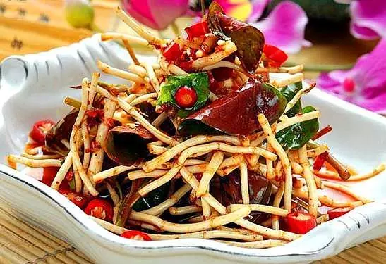 如果你「脾胃濕熱、脘腹脹滿」,那可以試試吃涼拌「綠色青黴素」