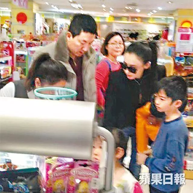 林心如帶女兒出行,簡直就是翻版霍建華,網友:太像了吧