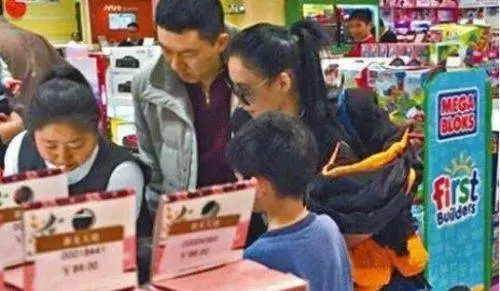 林心如帶女兒出行,簡直就是翻版霍建華,網友:太像了吧