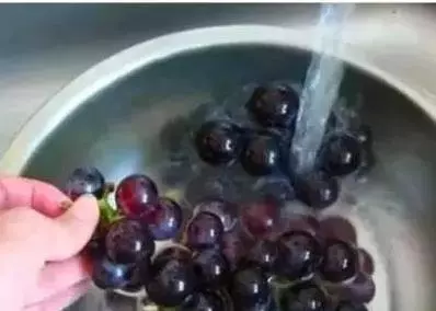 媳婦太有才!她把食鹽倒進鍋裡,驚喜發生了,清潔專家都不輕易外傳的祕方