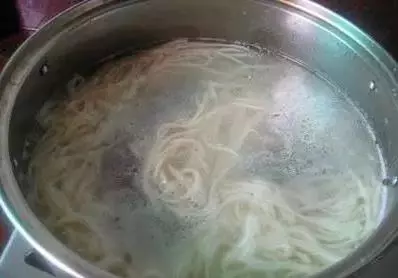 媳婦太有才!她把食鹽倒進鍋裡,驚喜發生了,清潔專家都不輕易外傳的祕方