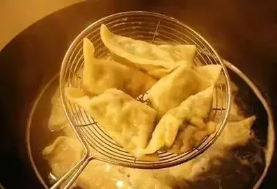 媳婦太有才!她把食鹽倒進鍋裡,驚喜發生了,清潔專家都不輕易外傳的祕方