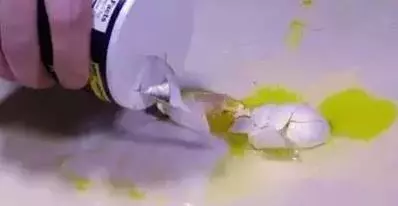 媳婦太有才!她把食鹽倒進鍋裡,驚喜發生了,清潔專家都不輕易外傳的祕方